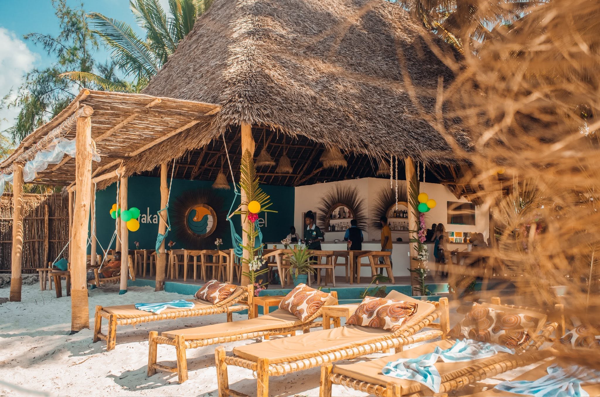 zespół Mintaka na plaży w Bwejuu