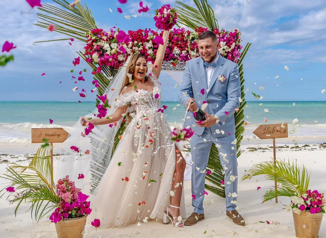 Ceremonia ślubna na plaży o zachodzie słońca na Zanzibarze