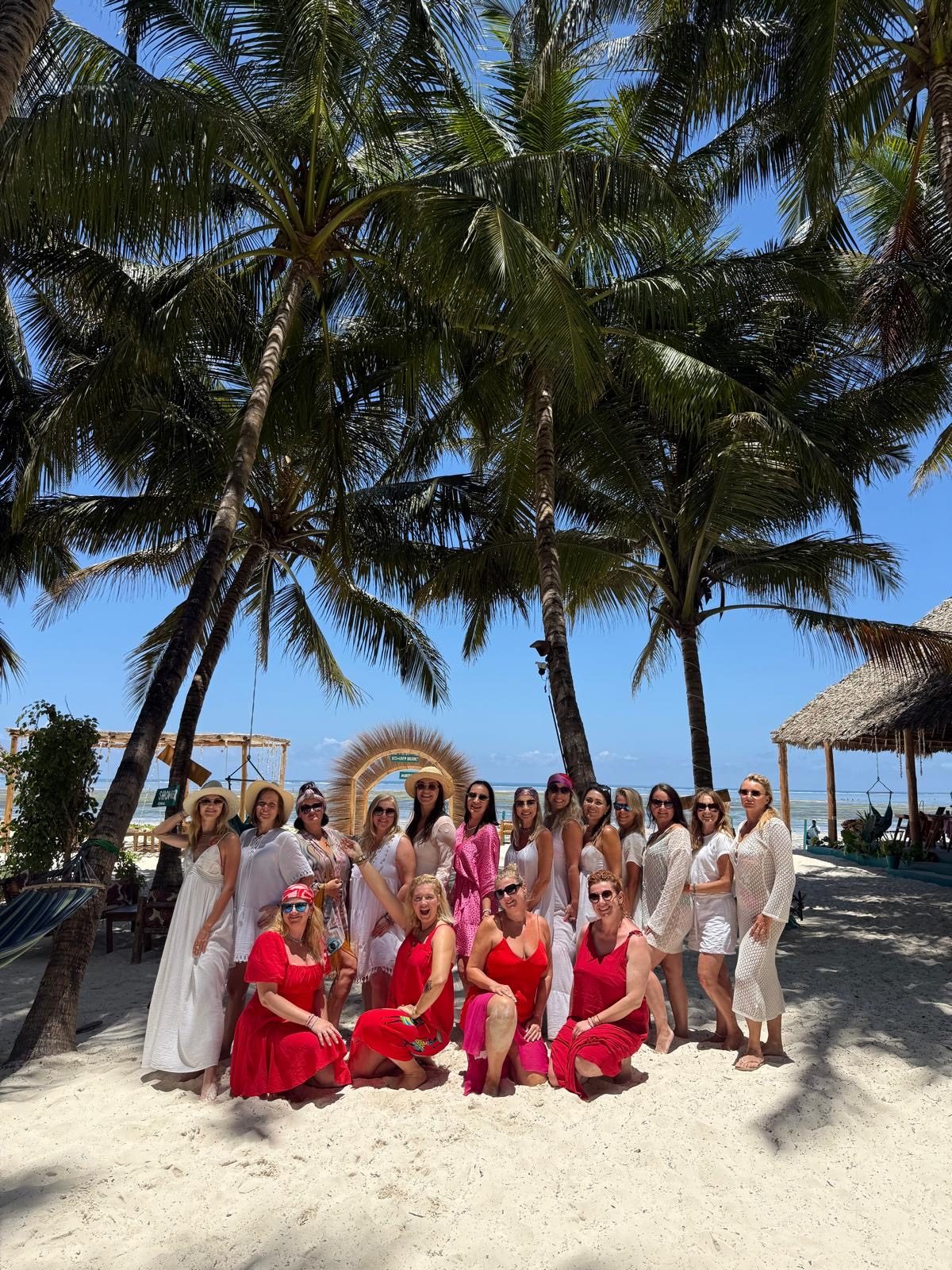 Uczestniczki wyjazdu grupowego na Zanzibarze pod palmami
