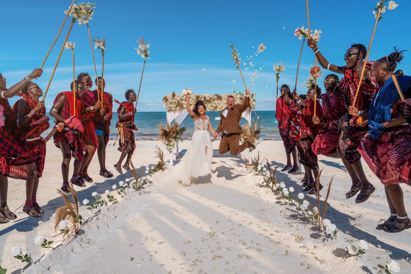 Radosna Para Młoda podczas ceremonii na plaży na Zanzibarze